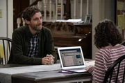 Drew Dunbar (Thomas Middleditch, l.); Maddie (Izzy G, r.)