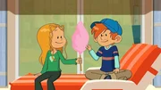 Marine und Titus teilen sich Zuckerwatte wie echte Verliebte.