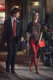 Wo die Liebe hinf&auml;llt: Ausgerechnet der junge Football-Spieler Max (Nicholas Podany, l.) schw&auml;rmt f&uuml;r Zoe (Rachel Bilson, r.) ...