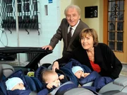 hr-fernsehen EIN DRILLING KOMMT SELTEN ALLEIN, Spielfilm, Deutschland 2012, Regie: Dietmar Klein, am Samstag (31.03.12) um 20:15 Uhr. Jakob (Günther Maria Halmer) weiß nicht, was er davon halten soll, dass Linda (Thekla Carola Wied) die Drillinge auf dem Rücksitz ihres Cabrios transportiert. hr-fernsehen EIN DRILLING KOMMT SELTEN ALLEIN, Spielfilm, Deutschland 2012, Regie: Dietmar Klein, am Samstag (31.03.12) um 20:15 Uhr. Jakob (Günther Maria Halmer) weiß nicht, was er davon halten soll, dass Linda (Thekla Carola Wied) die Drillinge auf dem Rücksitz ihres Cabrios transportiert.