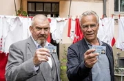 Kripo K&ouml;ln: Max Ballauf (Klaus J. Behrendt, r) und Freddy Schenk (Dietmar B&auml;r, l) weisen sich aus - im Garten eines Verd&auml;chtigen.