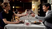 Ein Mann f&uuml;r gewisse Stunden? Riccardo (Stefano Bernardin) beim Dinner mit der verheirateten Politikerin Maria Senoner (Picco von Groote).