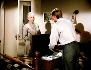 Ester (Ellen Corby, l.) ist nicht damit einverstanden, dass ihr Enkel (Richard Thomas, r.) in die Stadt zieht, auch wenn es nur vor&uuml;bergehend ist.