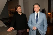 Julian (Onno Bu&szlig;, l.) merkt, dass Gerner (Wolfgang Bahro) nicht recht bei der Sache ist. Er h&auml;ngt dem nahen Moment mit Yvonne nach.