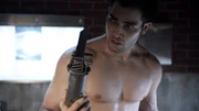 Der verzweifelte Derek (Tyler Hoechlin) bittet Stiles ihm den Arm anzuschneiden...