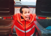 Willi Weitzel f&auml;hrt mit den M&uuml;llm&auml;nnern durch M&uuml;nchen und leert die vollen M&uuml;lltonnen in den M&uuml;llwagen.