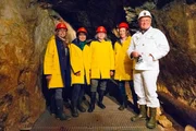 Beim Ausflug ins Bergwerk &bdquo;Gottes Segen&ldquo; in Haslach, v.li. Alexandra Damm, Ingrid Jauernik, Beate Lang, Brigitte M&uuml;ller und fachkundiger Experte Alfred Buchholz.
