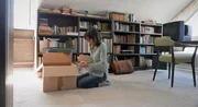 Sabine Sauer packt eine Kiste mit Kindheitserinnerungen aus. Sabine Sauer packt eine Kiste mit Kindheitserinnerungen aus.