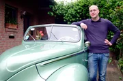 Altes Sch&auml;tzchen: Den &bdquo;Buckeltaunus&ldquo;, Baujahr 1950 entdeckte Hannes Alten&auml;hrs Gro&szlig;vater v&ouml;llig verrostet und kaputt auf dem Schrottplatz. Nach mehrj&auml;hriger Komplettrenovierung strahlt er wieder im alten Glanz.