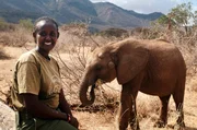 Naomie ist wie eine Mutter f&uuml;r die Waisenkinder im Reteti Elephant Sanctury.