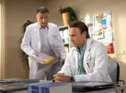 MDR Fernsehen IN ALLER FREUNDSCHAFT FOLGE 642, "Zukunftsperspektiven". Martin Stein (Bernhard Bettermann, re.) f&uuml;hlt sich von seinem Freund Roland Heilmann (Thomas R&uuml;hmann, li.) verraten.