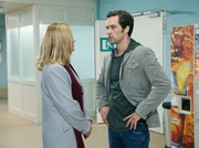 IN ALLER FREUNDSCHAFT FOLGE 640 , "Anschuldigungen". Kim Lorenz ist vom Dach ihrer Schule gest&uuml;rzt. Von Kims Lehrer Pascal Waller (Matthias Schloo) m&ouml;chte ihre besorgte Mutter Erika (Simone Ascher) wissen, was passiert ist. Doch Herr Waller kann ihr nicht weiterhelfen.