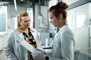 Mit den Labor-Ergebnissen, die KTU-lerin Natalie F&ouml;rster (Tinka F&uuml;rst, r) von ihrer Kollegin Anna (Sophie Roeder) erh&auml;lt, scheint etwas nicht zu stimmen.