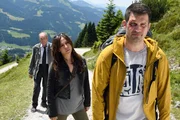 Katja Baumann (Simone Thomalla) folgt Peter S&ouml;ringer (Simon B&ouml;er, r.) beim Anstieg auf den Berg, um ihn zu &uuml;berzeugen, endlich mit seinem Vater Hendrik (Michael Mendl, l.) zu sprechen.