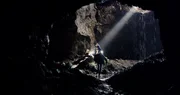 Simon (Oskar Lindquist) und Nora (Naomi Hasselberg Throsrud) finden mit Lars Hilfe Odins Schatz in einer alten Tropfsteinh&ouml;hle.