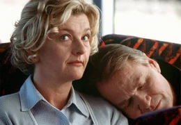 Die Schreinerswitwe Sylvia Hanselmann (Saskia Vester) bewahrt "Bruder Johannes" (Fritz Wepper) davor, ein Schwarzfahrer zu sein.