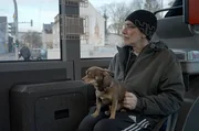 Lutz W. mit Hund Schoko in einem Bus in Bremen. Auch Lutz W. wurde wegen Fahrens ohne Ticket zu einer Geldstrafe verurteilt.