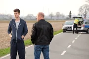 Der Handballer Dani (Patrick M&ouml;lleken, l.) hat am Tatzeitpunkt ein dunkles Auto abseits der Landstra&szlig;e gesehen. Ingo Thiel (Heino Ferch, r.) befragt ihn nach Einzelheiten.