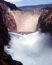 Der Hoover Damm in den USA staut den Colorado River. Ziel dieser Talsperre ist die Kontrolle des Wassers und die Gewinnung von sauberer Energie. Doch sind solche Monumentalbauten heute &uuml;berhaupt noch gewinnbringend - und zeitgem&auml;&szlig;?