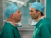 Dr. Roland Heilmann (Thomas R&uuml;hmann, li.) und Dr. Martin Stein (Bernhard Bettermann, re.) treffen sich zuf&auml;llig im OP-Vorbereitungsraum.