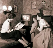 Familie beim Programmstart des Deutschen Fernsehens (Archivfoto).