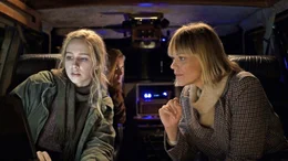 Cynthia (Heike Makatsch, r) und ihre Tochter Viola (Luise Emilie Tschersich) auf dem Weg zur Pr&auml;sentation der neuen Act App-Version. Im Hintergrund Janine vom &bdquo;Daily&ldquo; (Meriel Hinsching), die auch zu ZERO geh&ouml;rt.