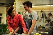 Florian überredet Fanny zu einem persönlichen Apfelstrudel-Kurs. Von links: Fanny Lechner (Katrin Ritt) und Florian Brunner (Tommy Schwimmer). Florian überredet Fanny zu einem persönlichen Apfelstrudel-Kurs. Von links: Fanny Lechner (Katrin Ritt) und Florian Brunner (Tommy Schwimmer).