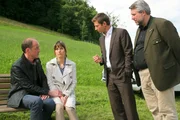 Die Kommissare Hansen (Igor Jeftic, 2.v.r.) und Stadler (Dieter Fischer, r.) glauben, dass Tobias Hanisch (Holger Daemgen, l.) aus Eifersucht gemordet hat, weil der Tote ein Verh&auml;ltnis mit seiner Frau Jessica (Sophie Catherine Lutz, 2.v.l) hatte.
