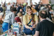 Mit dem Gesellschaftsspiel "Oh! wie Osten" schafft Jule Henschel einen tempor&auml;ren Raum, der den Perspektivwechsel erm&ouml;glicht.