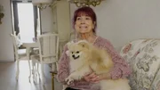 Ohne Zuverdienst reicht die Rente nicht. Vanessa (85) lebt in einer Sozialwohnung in Frankfurt am Main. Ihr geliebter Hund "Puzzi" gibt ihr die Kraft zum Weiterarbeiten.