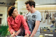 Florian gelingt es, Fanny zu einem persönlichen Apfelstrudel-Kurs zu überreden. Von links: Fanny Lechner (Katrin Ritt) und Florian Brunner (Tommy Schwimmer). Weitere Bilder finden Sie unter www.br-foto.de. Florian gelingt es, Fanny zu einem persönlichen Apfelstrudel-Kurs zu überreden. Von links: Fanny Lechner (Katrin Ritt) und Florian Brunner (Tommy Schwimmer). Weitere Bilder finden Sie unter www.br-foto.de.