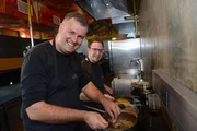 Patron Tom Riederer und sein K&uuml;chenchef Christoph Gro&szlig;sch&auml;dl in ihrer K&uuml;che im T.O.M R im Pfarrhof