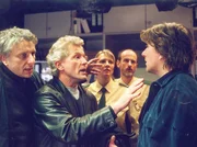 Als h&auml;tte Carlo Menzinger (Michael Fitz, r.) nicht genug zu tun mit dem ungekl&auml;rten Mordfall seiner Kollegen Franz Leitmayr (Udo Wachtveitl, l.) und Ivo Batic (Miroslav Nemec). Nun hat er auch noch &Auml;rger mit den Kollegen von der Dienstaufsichtsbeh&ouml;rde Sophie Berger (Nicole Belstler-Boettcher) und Max Kanther (Johannes Herrschmann): Sie werfen Menzinger vor, eine Punkerin bei der Vernehmung geschlagen zu haben.