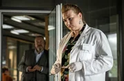 Laborantin Anna Keller (Sophie Roeder) soll bei einem Verd&auml;chtigen im Verh&ouml;rraum eine Speichelprobe nehmen. Kommissar Freddy Schenk (Dietmar B&auml;r) schaut zu.