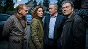 Moritz Eisner (Harald Krassnitzer), seine Kollegin Bibi Fellner (Adele Neuhauser) sprechen mit Rudolf "Purzl" Haag (Martin Zauner) und Stefan Pohl (Alexander Strobele).
