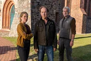 Jakob Stiller (Ulrich Noethen, M.) ermittelt mit seinen Kollegen J&uuml;rgen Fauth (Dominic Raacke, r.) und Kira Engelmann (Paula Kalenberg, l.) in einem Fall.