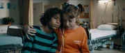 Ella (Cécile Enthoven) kümmert sich um Felix (Junes Callaert) im Krankenhaus. Ella (Cécile Enthoven) kümmert sich um Felix (Junes Callaert) im Krankenhaus.