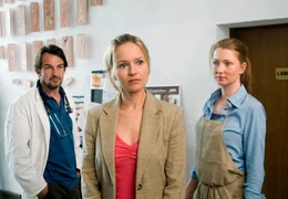 Ute Hogland (Katja Studt, re.) hat Angst, dass Svea (Stefanie Stappenbeck) ihr den Ehemann Hannes (Hans-Werner Meyer) wegnimmt.