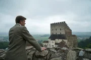 Burgherr Carl Philip Clam-Martinic blickt auf seine Burg, Burg Clam