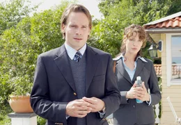 Der Unternehmersohn Clemens (Wanja Mues) und seine Frau Britta (Julia Malik) wollen erreichen, dass Clemens Vater endlich seinem Sohn die Gesch&auml;fte anvertraut.