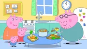 Familie Wutz bereitet ein leckeres Essen zu. Dann sollen Peppa (3.v.l.) und Schorsch (2.v.l.) die Gem&uuml;seabf&auml;lle von Oma Wutz auf den Kompost werfen.