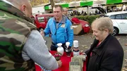 Mit Ottos Hilfe will Doris m&ouml;glichst viel auf dem Flohmarkt verkaufen