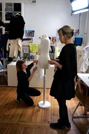 "Unsere zweite Haut" beleuchtet Trends, die in Zukunft f&uuml;r einschneidende Umbr&uuml;che in der Modewelt sorgen werden. Daneben blicken wir auch in die Vergangenheit: Welchen Wandel hat der technische Fortschritt mit sich gebracht? Und wie bildet sich das wandelnde Frauenbild in der Mode ab? Im Bild: Bojana Draca, Designerin bei Farrah Floyd.