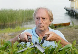 Der eingeschnappte Leo (G&uuml;nther Maria Halmer) lenkt sich mit Gartenarbeit ab.