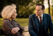 Zelda Radclyffe (Zo&euml; Wanamaker, li.) und Professor Jasper Tempest (Ben Miller, re.)