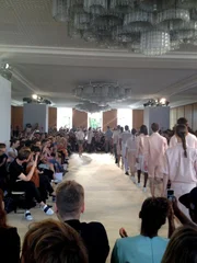 "Unsere zweite Haut" beleuchtet Trends, die in Zukunft f&uuml;r einschneidende Umbr&uuml;che in der Modewelt sorgen werden. Daneben blicken wir auch in die Vergangenheit: Welchen Wandel hat der technische Fortschritt mit sich gebracht? Und wie bildet sich das wandelnde Frauenbild in der Mode ab? Im Bild: Runway bei der Fashionweek.