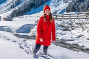 Conny B&uuml;rgler im Schnee w&auml;hrend der Dreharbeiten zu ServusTVs &bdquo;Heimatleuchten - Zum Ursprung der Salzach mit Conny B&uuml;rgler" Krimmler Achental, Pinzgau, Salzburg, &Ouml;sterreich am 20. J&auml;nner 2020.