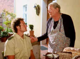 Der nette Polizist Thomas (Markus Kn&uuml;fken) sucht Rat bei seiner Oma Grete (Gudrun Okras).