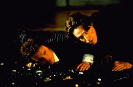 Liefern sich einen hei&szlig;en Kampf um Bridget Jones: Daniel Cleaver (Hugh Grant, r.) und Mark Darcy (Colin Firth, l.)