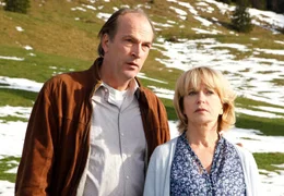 In der einsamen Idylle der bayerischen Bergwelt fassen Gundula (Gisela Schneeberger) und Benno (Herbert Knaup) allm&auml;hlich Vertrauen zueinander.